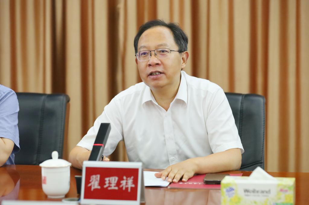 校长翟理祥在大学城校园会见了上海复星